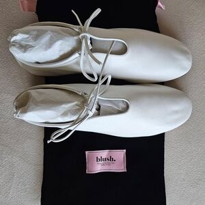 blush. Tulipe Flats in the color "Bianco" (Size 38 EU/8 USA)